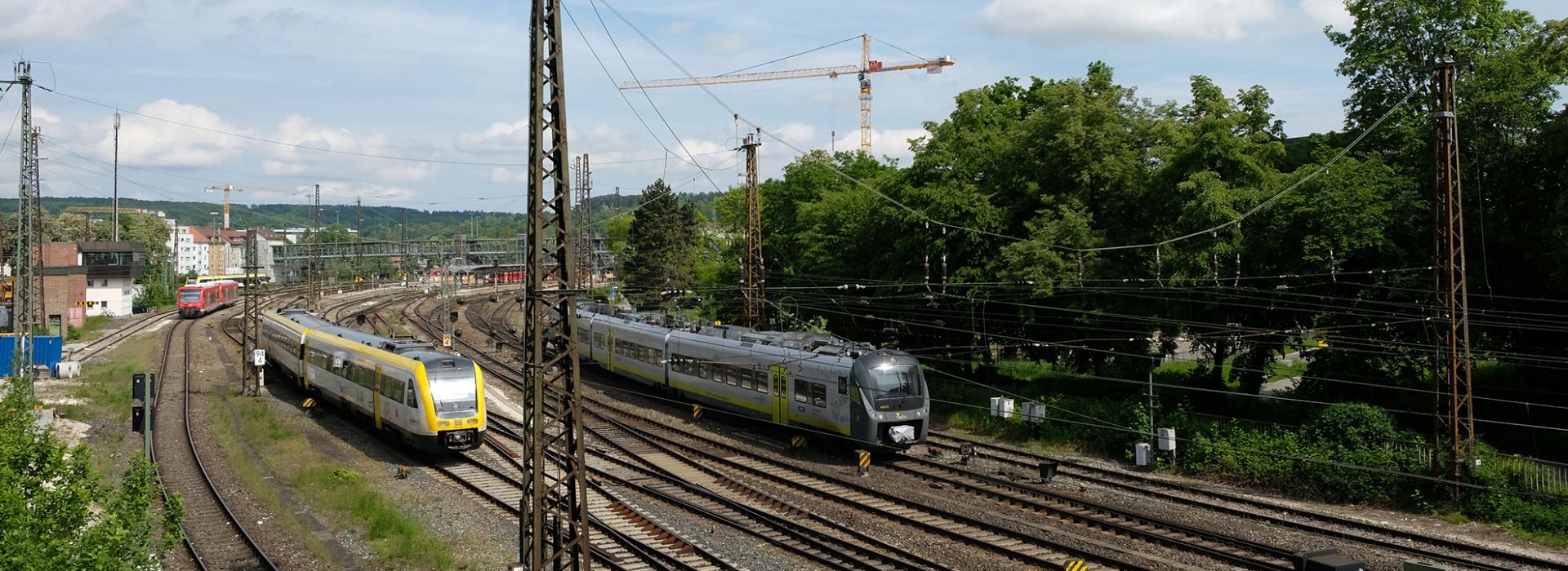 Arrivo in autobus/auto  Raggiungere Ulma / Nuova Ulma su strada è facile. Le città gemelle del Danubio sono facilmente raggiungibili con l'autostrada A8 (Stoccarda - Monaco di Baviera) e la A7 (Wuerzburg - Füssen).  Al centro portano diverse strade statali e provinciali, le più importanti sono la B10, B19, B28, B30 e B311.    Arrivo in treno  Ulma è una grande città e comodamente collegata alla rete ferroviaria. Sia con ICE, IC/EC o treni notturni per il viaggiatore è sempre facile raggiungere le città gemelle del Danubio, velocemente e comodamente.  Molti treni regionali si fermano qui. Così si può raggiungere la stazione centrale di Ulma o la nuova stazione di Nuova Ulma dal Lago di Costanza, Allgäu, Alpi Sveve o Svevia bavarese, senza deviazioni. Una soluzione economica è quella di viaggiare con il biglietto Baden-Wuerttemberg e Baviera. Nel frattempo agilis Verkehrsgesellschaft opera lungo la tratta Ulma-Ratisbona.    Arrivo in aereo  Grazie al buon collegamento alla rete ferroviaria, la A7 e la A8 nonché la rete di pullman, è possibile raggiungere Ulma e Nuova Ulma in modo semplice e veloce dagli aeroporti di Stoccarda, Memmingen, Monaco di Baviera e Francoforte.